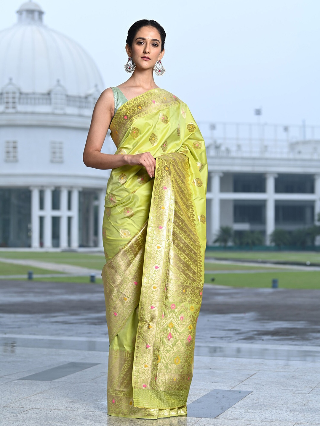 

BEATITUDE Green & Gold-Toned Woven Design Zari Banarasi Saree
