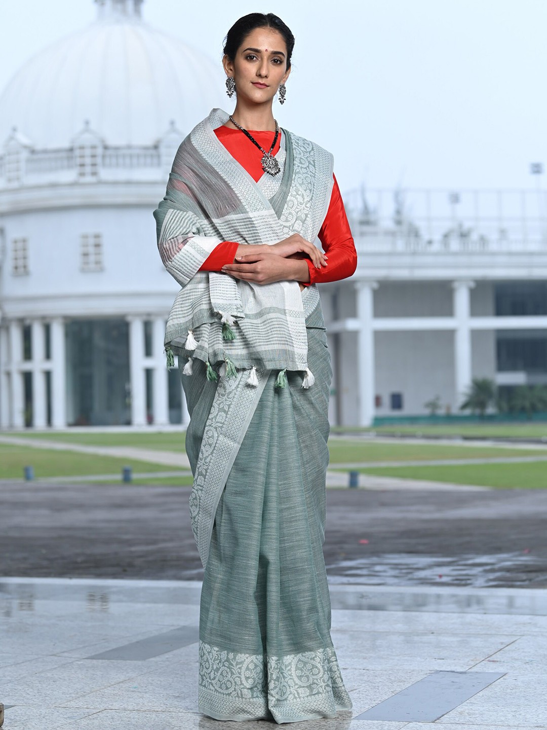 

BEATITUDE Grey & Silver-Toned Woven Design Zari Linen Blend Saree