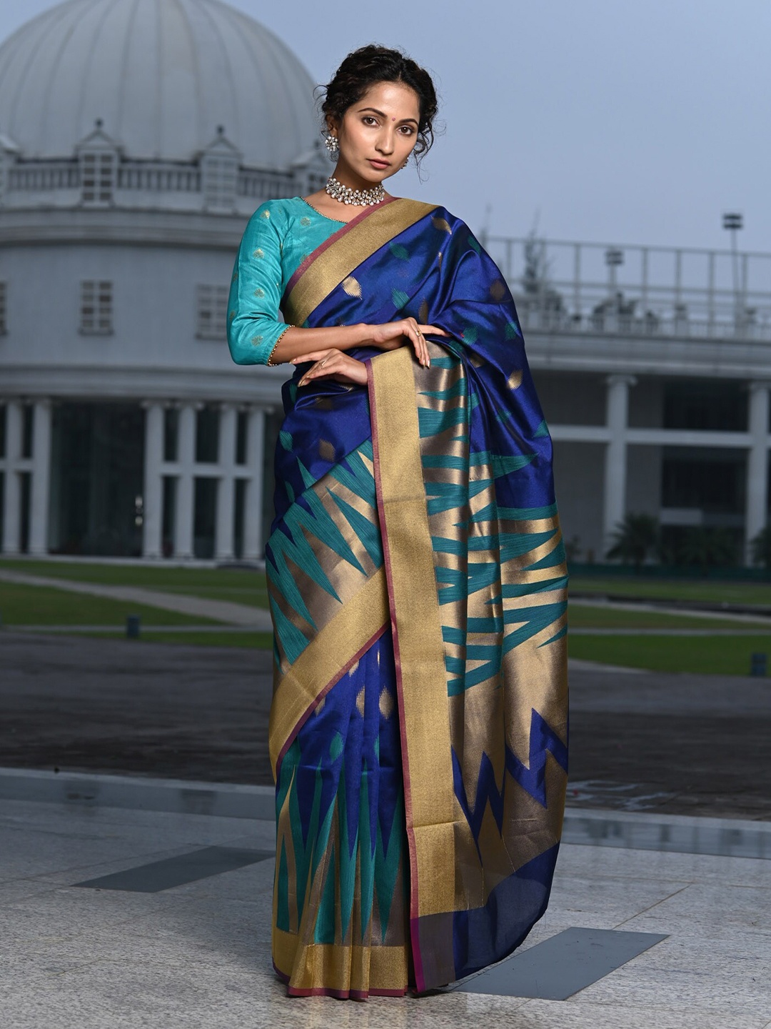

BEATITUDE Blue & Gold-Toned Zari Pure Cotton Saree