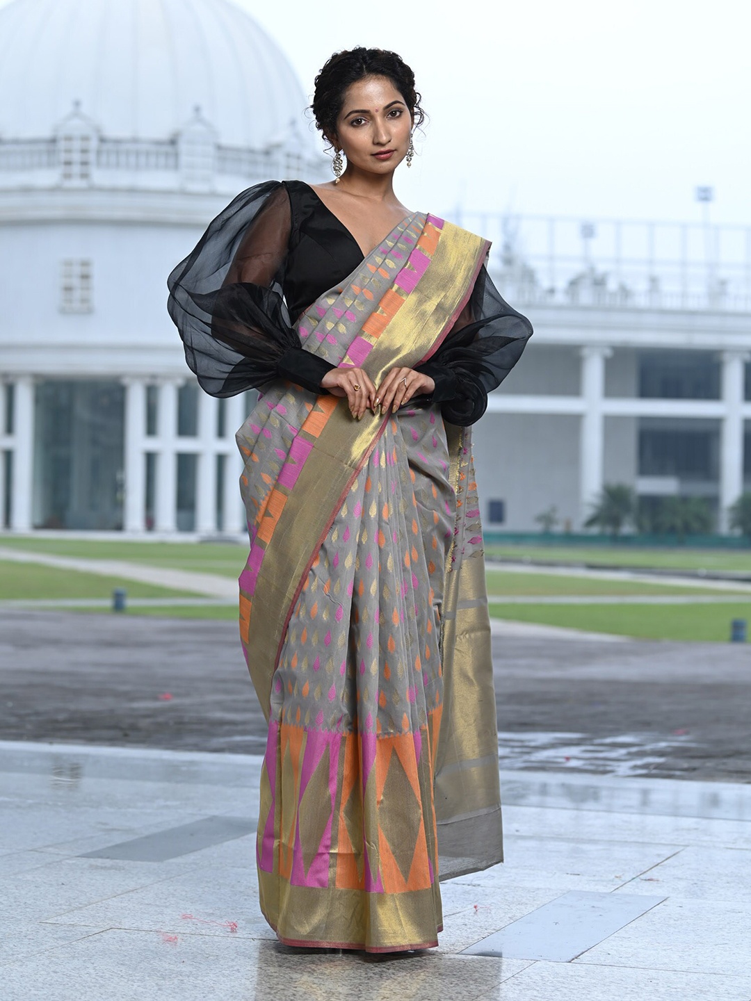 

BEATITUDE Grey & Gold-Toned Ethnic Motifs Zari Pure Cotton Saree