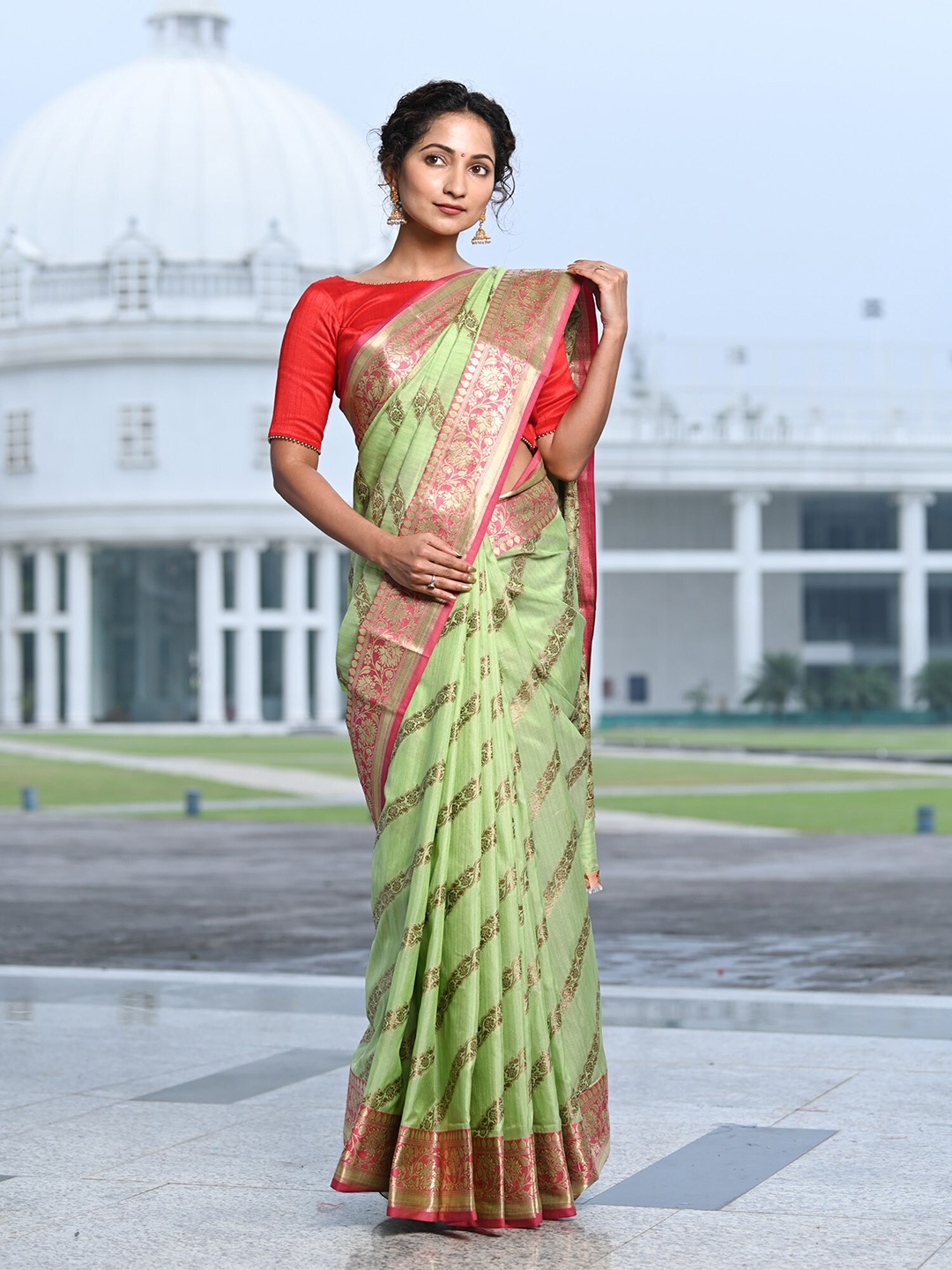 

BEATITUDE Green & Gold-Toned Ethnic Motifs Zari Banarasi Saree