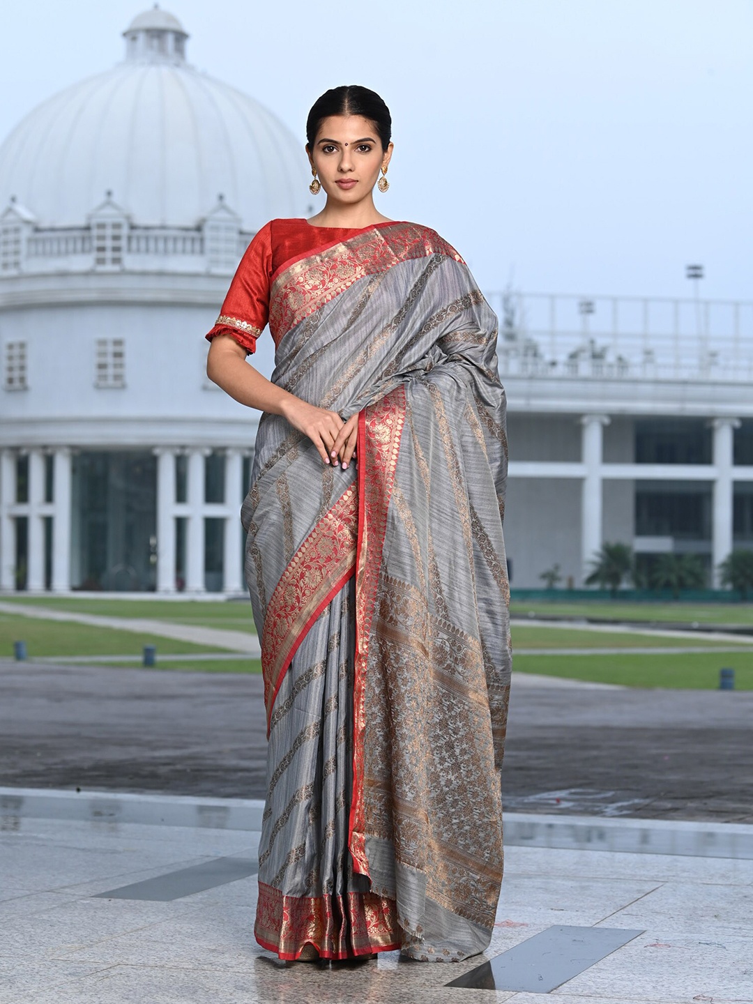 

BEATITUDE Grey & Red Woven Design Zari Silk Blend Banarasi Saree