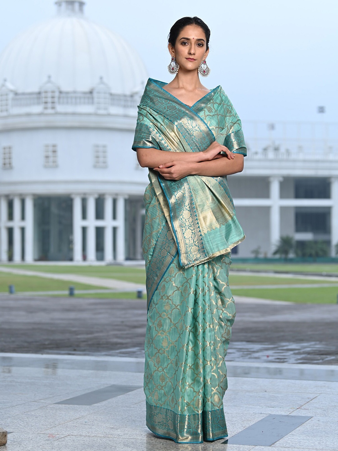 

BEATITUDE Green & Gold-Toned Ethnic Motifs Zari Banarasi Saree