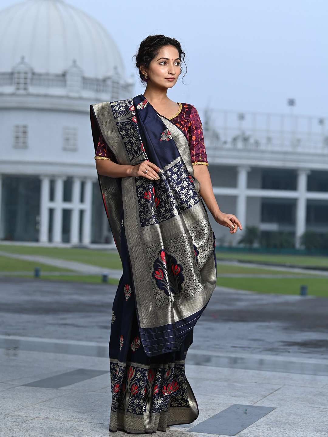 

BEATITUDE Navy Blue & Red Woven Design Zari Silk Blend Banarasi Saree