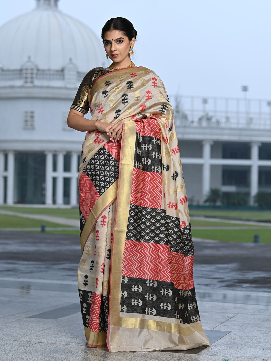 

BEATITUDE Cream-Coloured & Gold-Toned Ethnic Motifs Zari Banarasi Saree