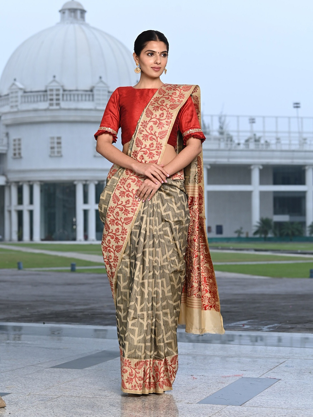 

BEATITUDE Grey & Red Floral Banarasi Saree
