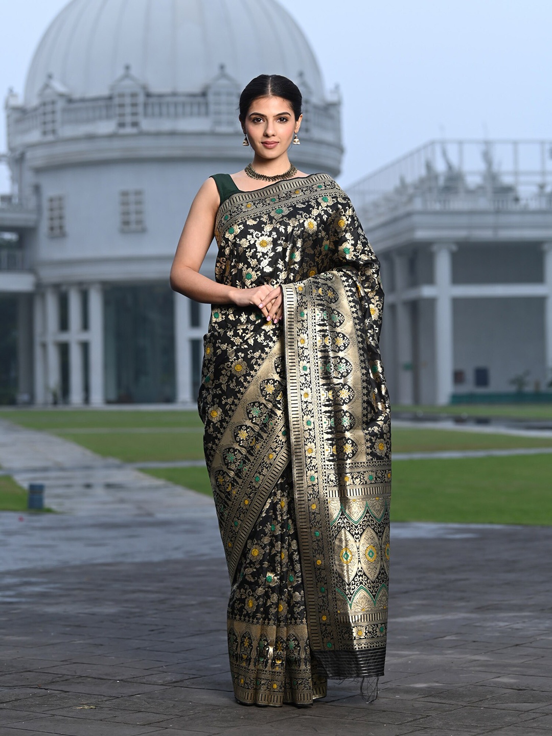 

BEATITUDE Black & Gold-Toned Woven Design Zari Silk Blend Banarasi Saree