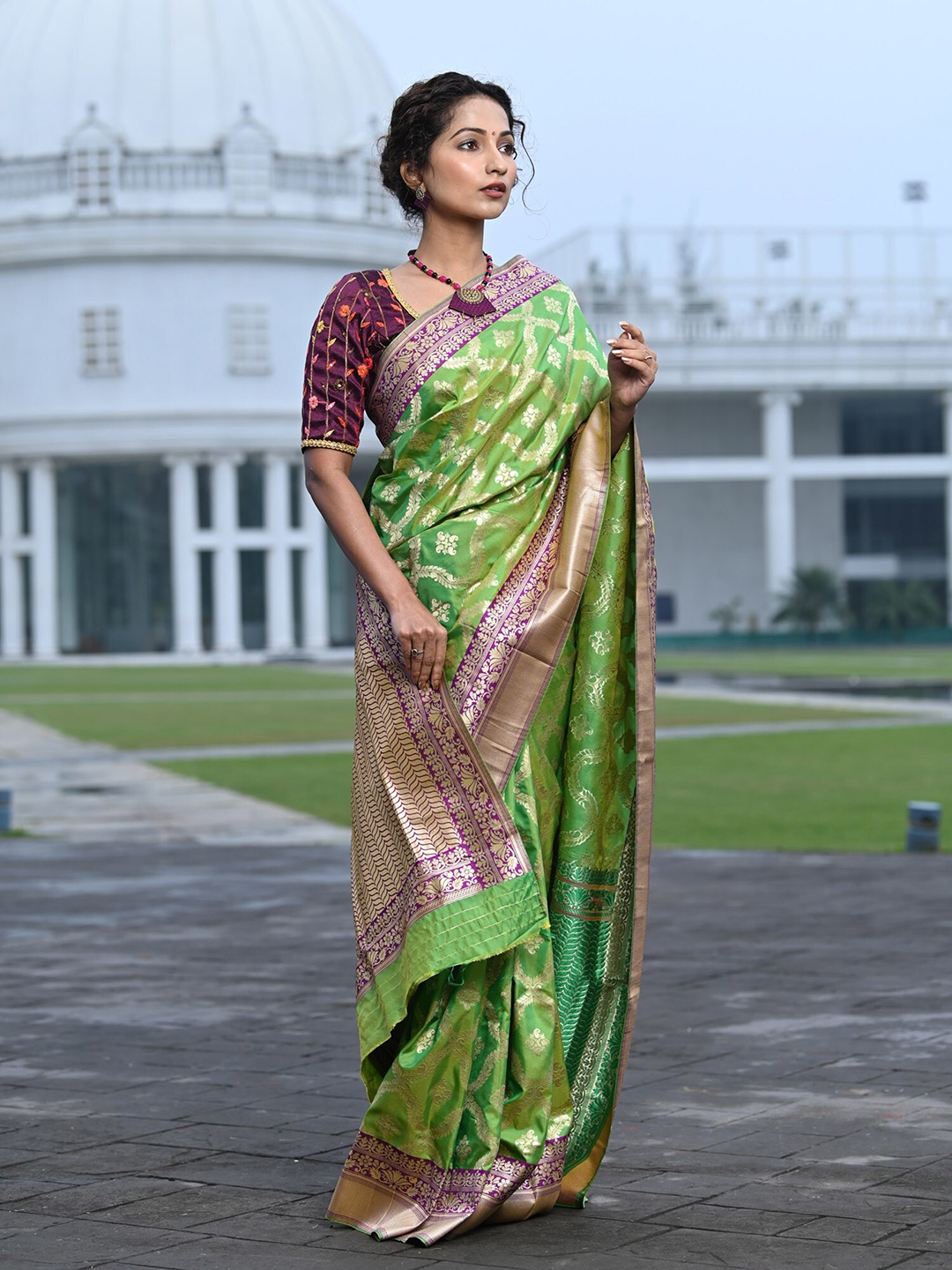 

BEATITUDE Green & Gold-Toned Woven Design Zari Silk Blend Banarasi Saree