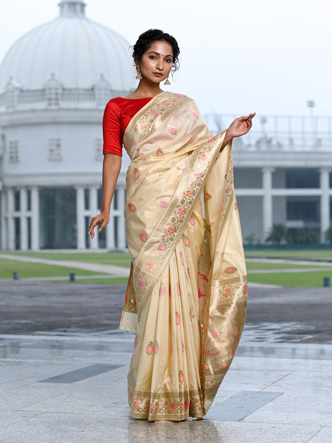 

BEATITUDE Beige & Gold-Toned Woven Design Silk Blend Banarasi Saree