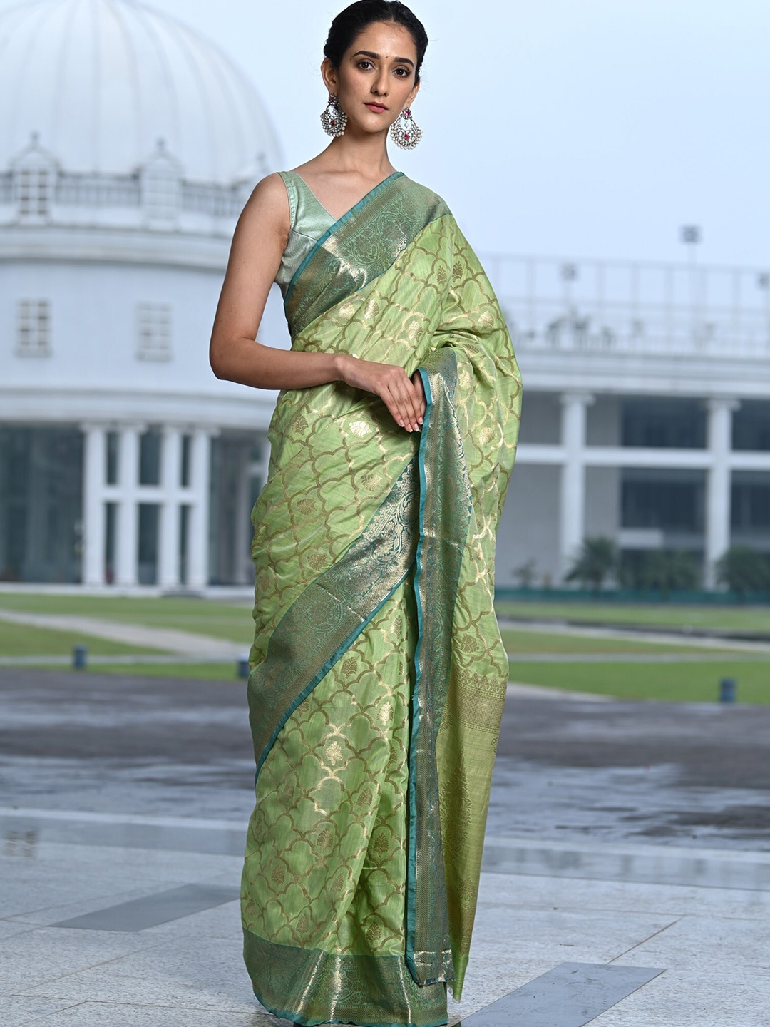

BEATITUDE Green & Gold-Toned Woven Design Zari Silk Blend Banarasi Saree