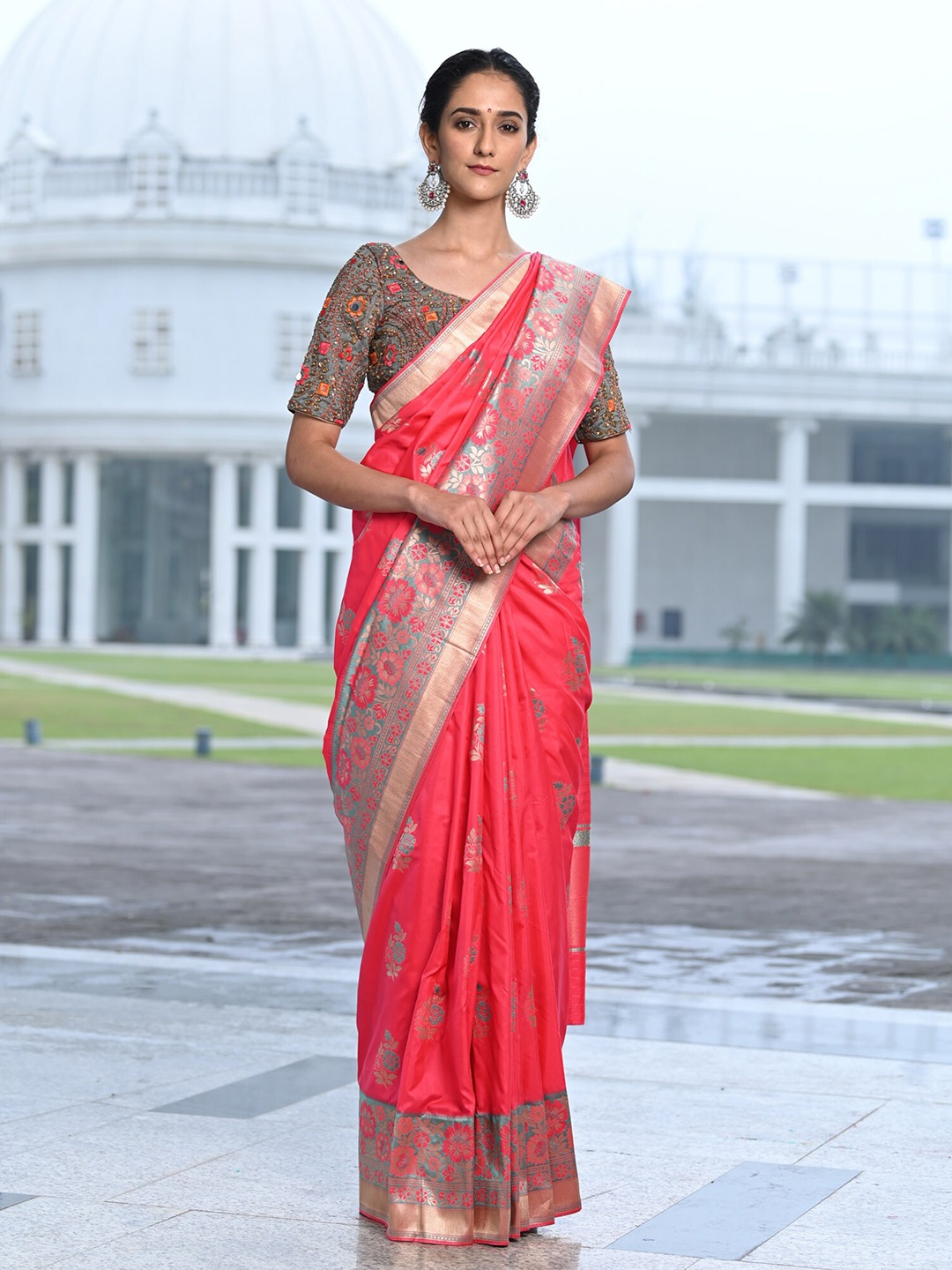 

BEATITUDE Pink & Gold-Toned Woven Design Zari Silk Blend Banarasi Saree