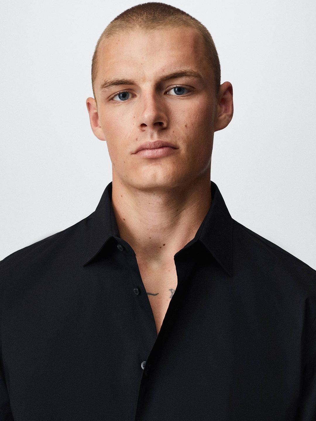 

MANGO MAN Black Solid Slim Fit Sustainable Casual Shirt