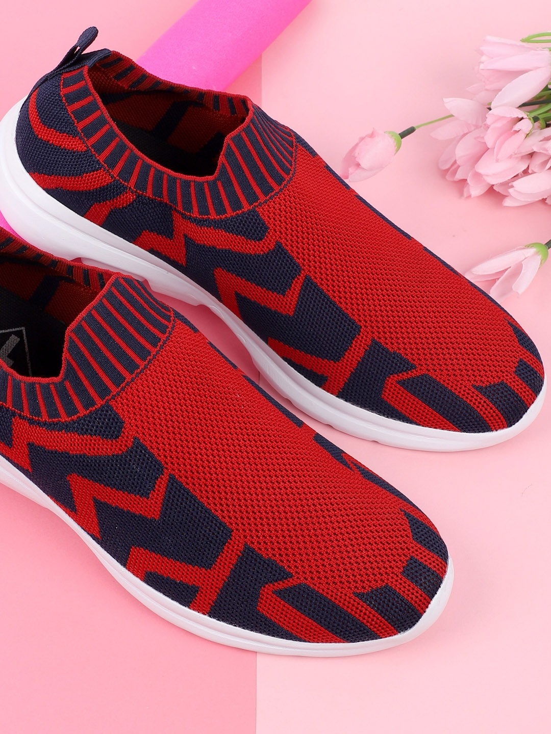 

TPENT Men Printed Round Toe Mesh Slip-On Sneakers, Maroon