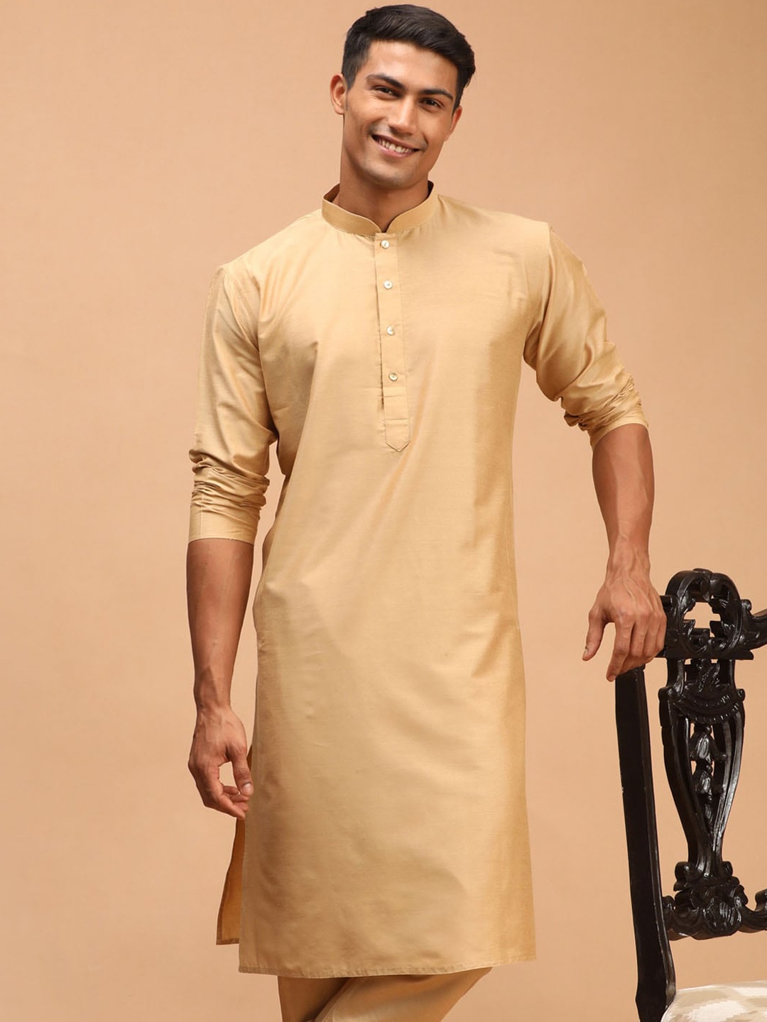 

VASTRAMAY Men Rose Gold Solid Mandarin Collar Kurta