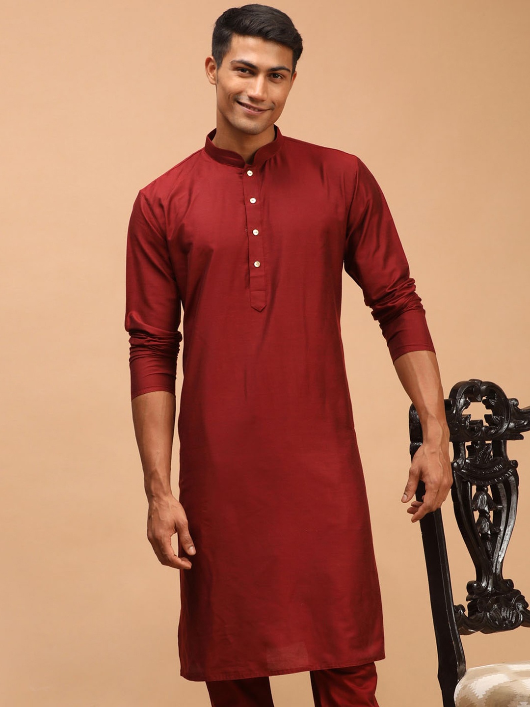 

VASTRAMAY Men Maroon Solid Kurta