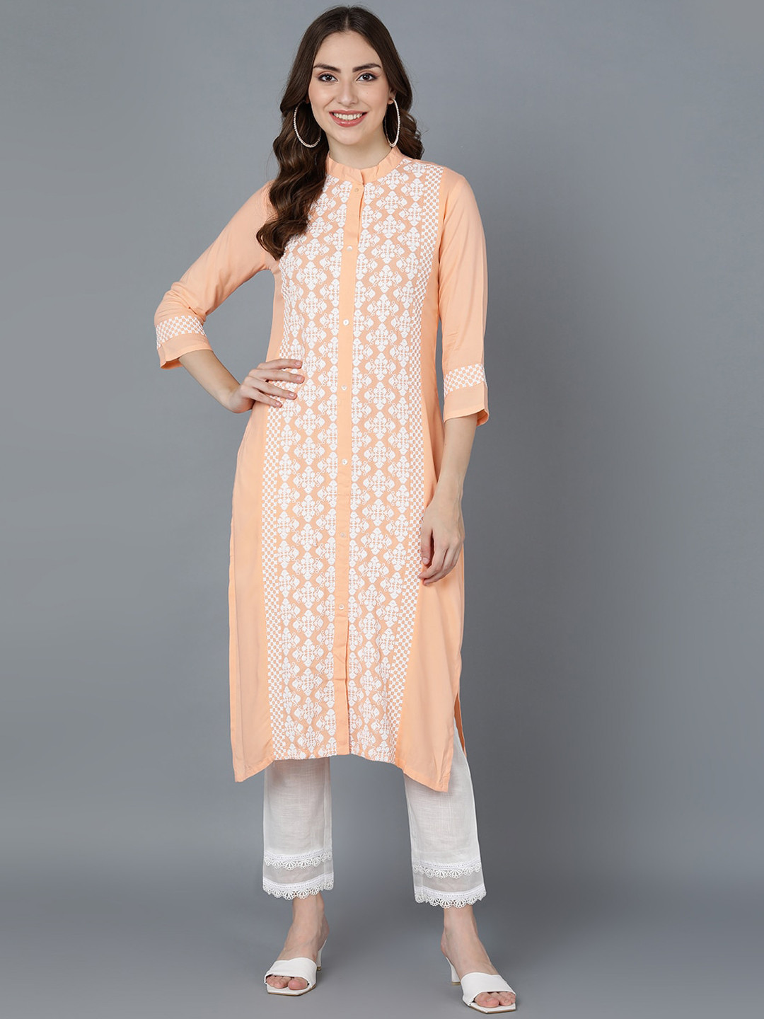 

AHIKA Women Peach-Coloured & White Floral Embroidered Thread Work Kurta