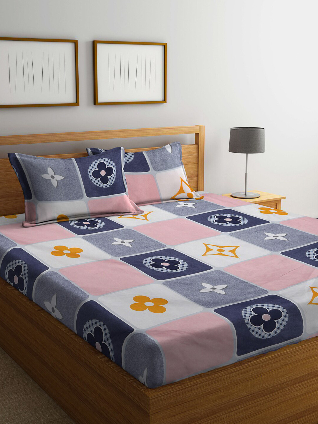 

KLOTTHE Geometric 300 TC King Bedsheet with 2 Pillow Covers, Pink