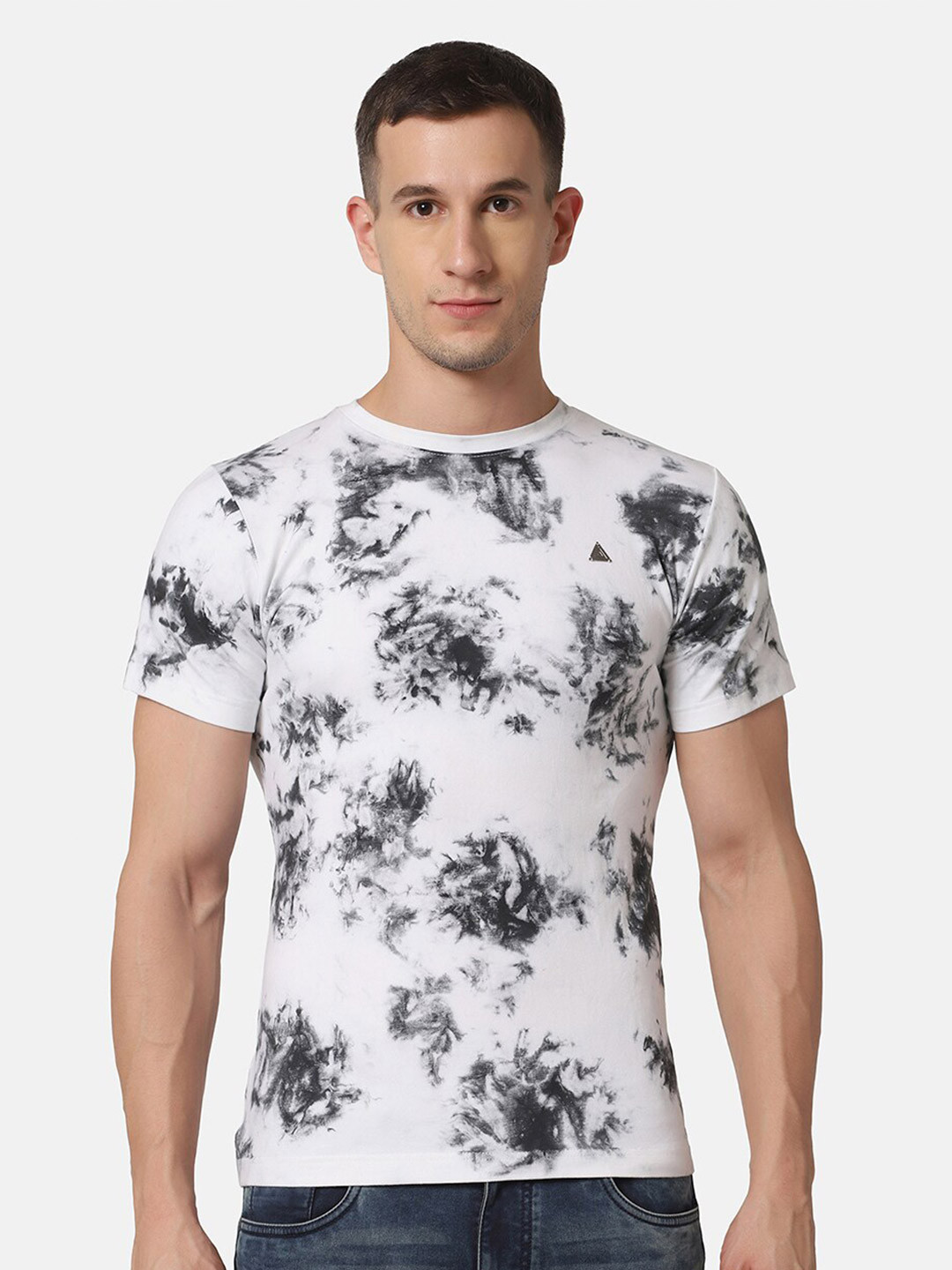 

Aesthetic Bodies Men White & Black Printed Tropical Slim Fit T-shirt