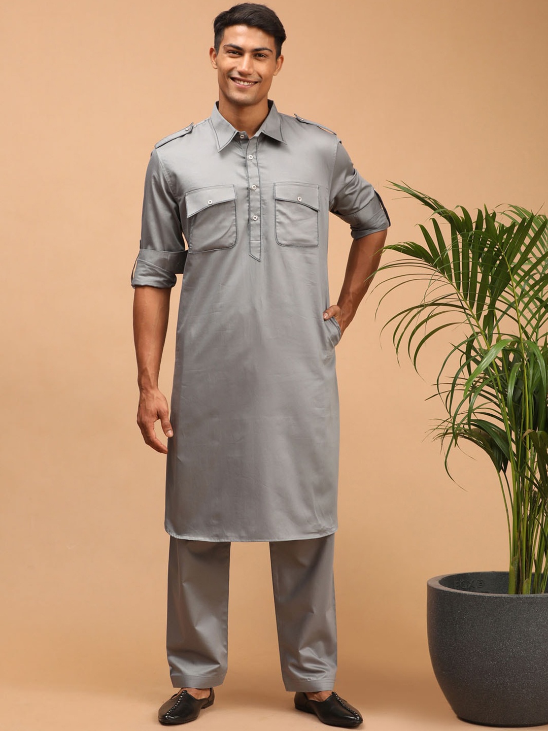 

VASTRAMAY Men Kurta with Trousers, Grey