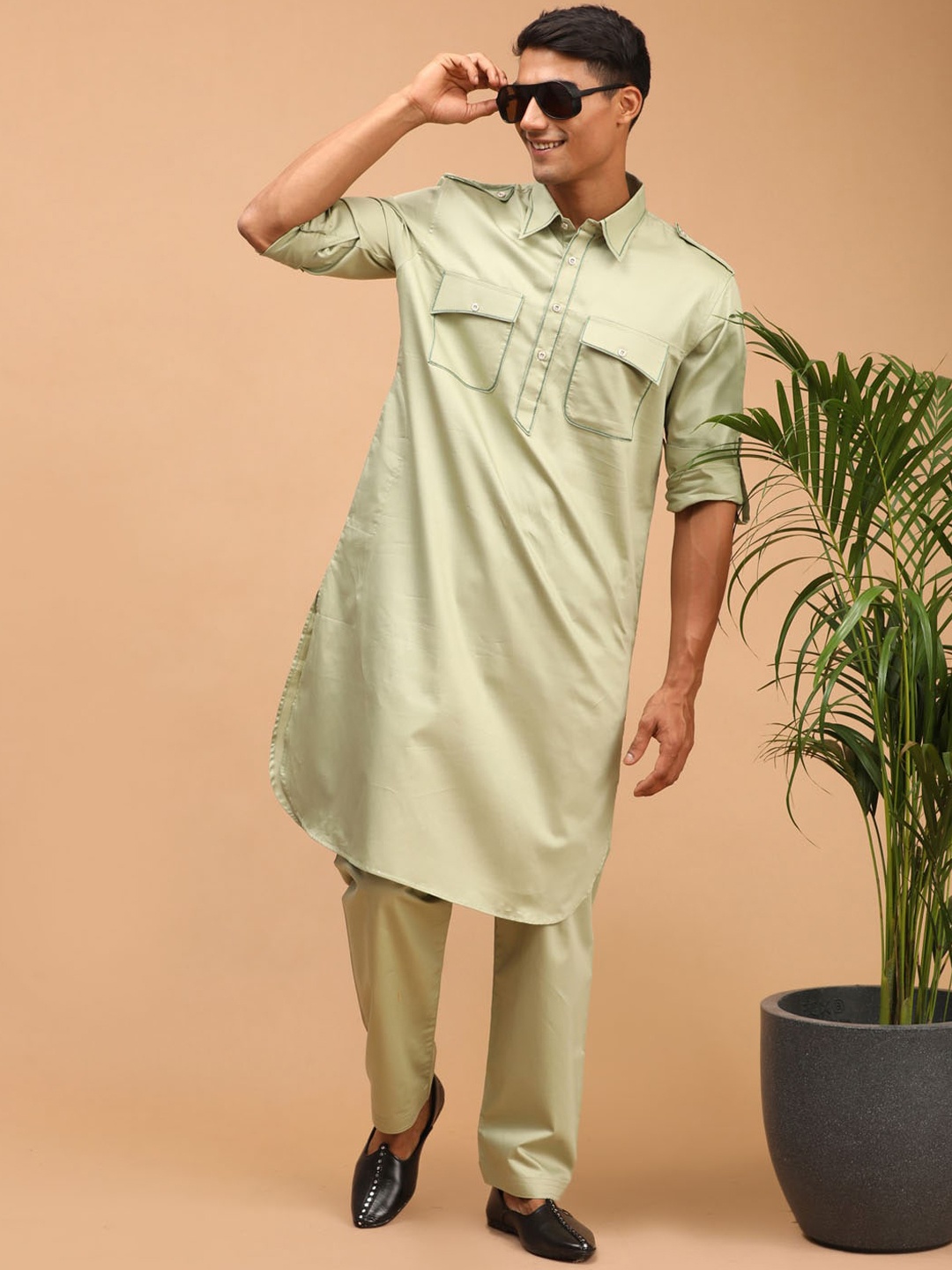 

VASTRAMAY Men Green Kurta with Trousers