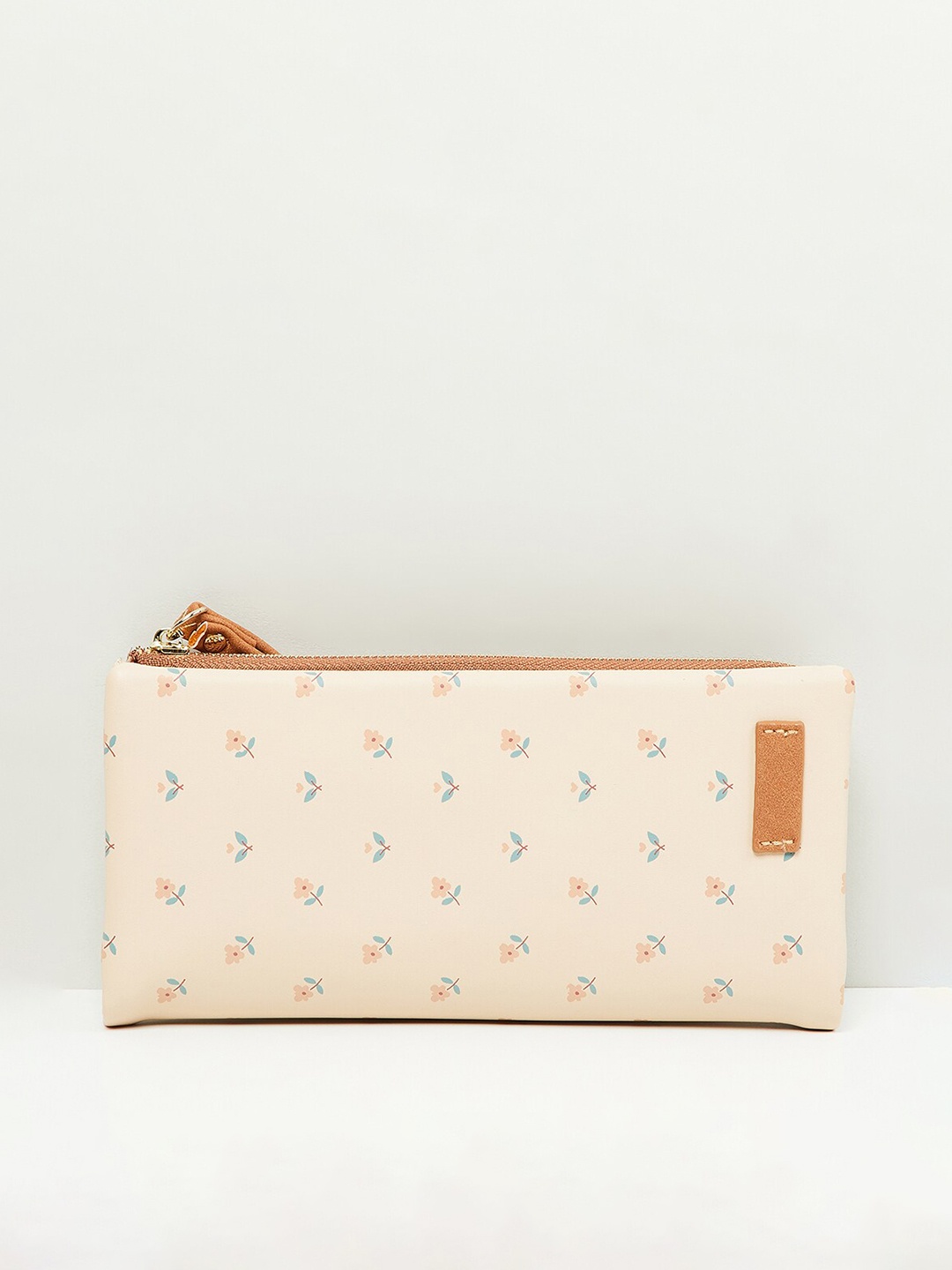 

max Women Printed Bi-Fold Wallet, Off white