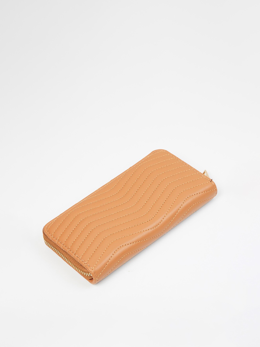 

max Women Textured Zip Closure Wallet, Tan