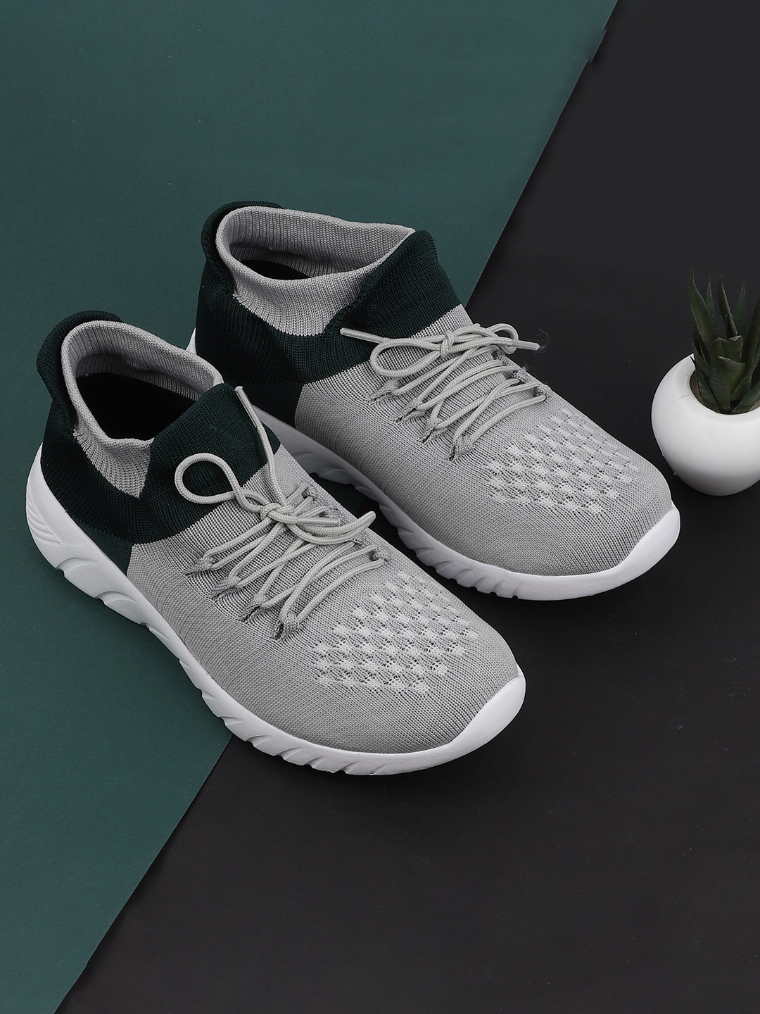 

TPENT Men Grey Colourblocked Sneakers