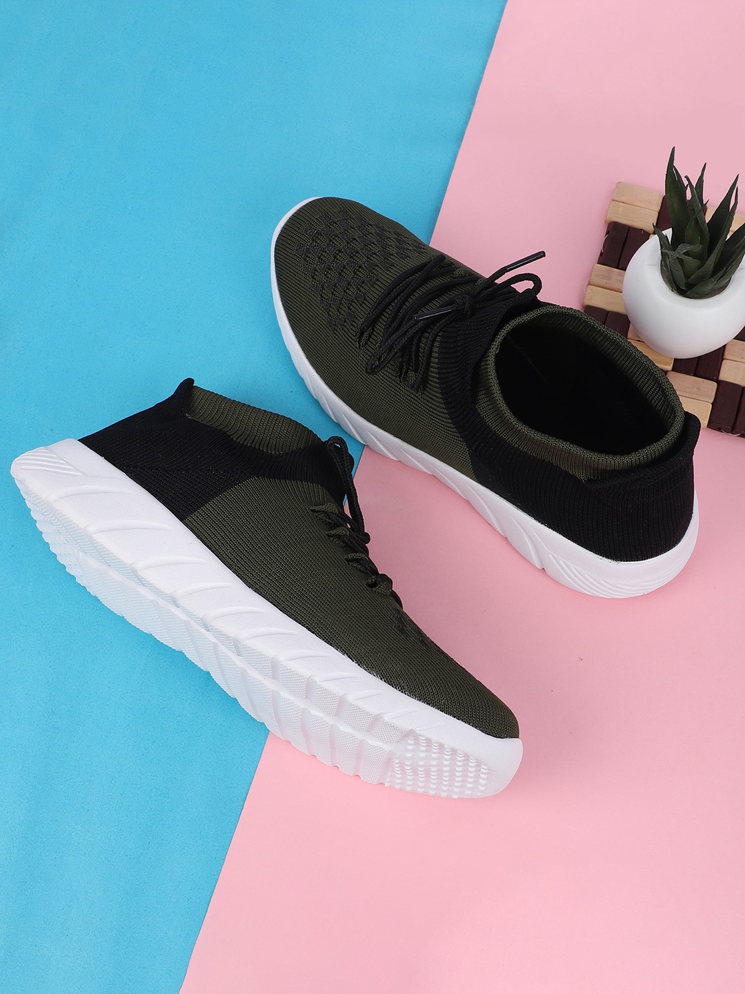 

TPENT Men Black Colourblocked Sneakers