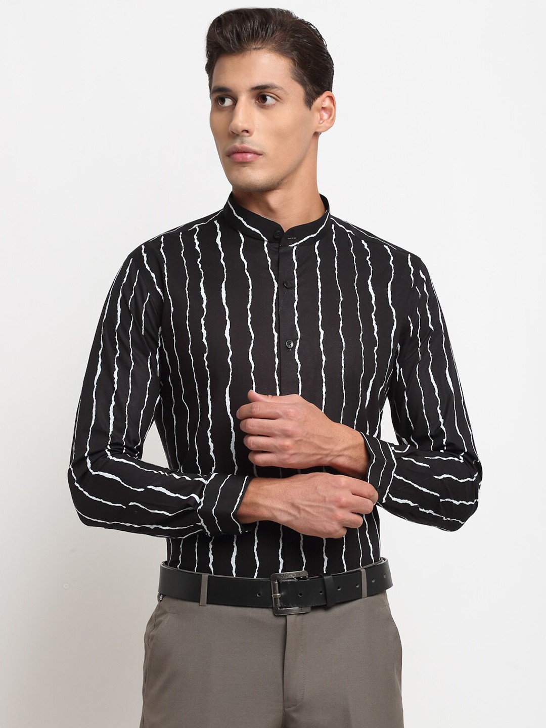 

FINNOY Men Black New Slim Fit Striped Casual Shirt
