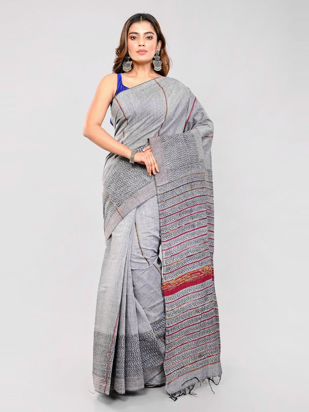 

ArtEastri Grey & Red Embroidered Pure Cotton Khesh Kantha Saree with Blouse Piece