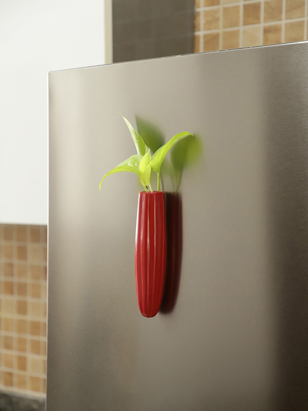 

VarEesha Red Solid Ceramic Oval Magnetic Planter