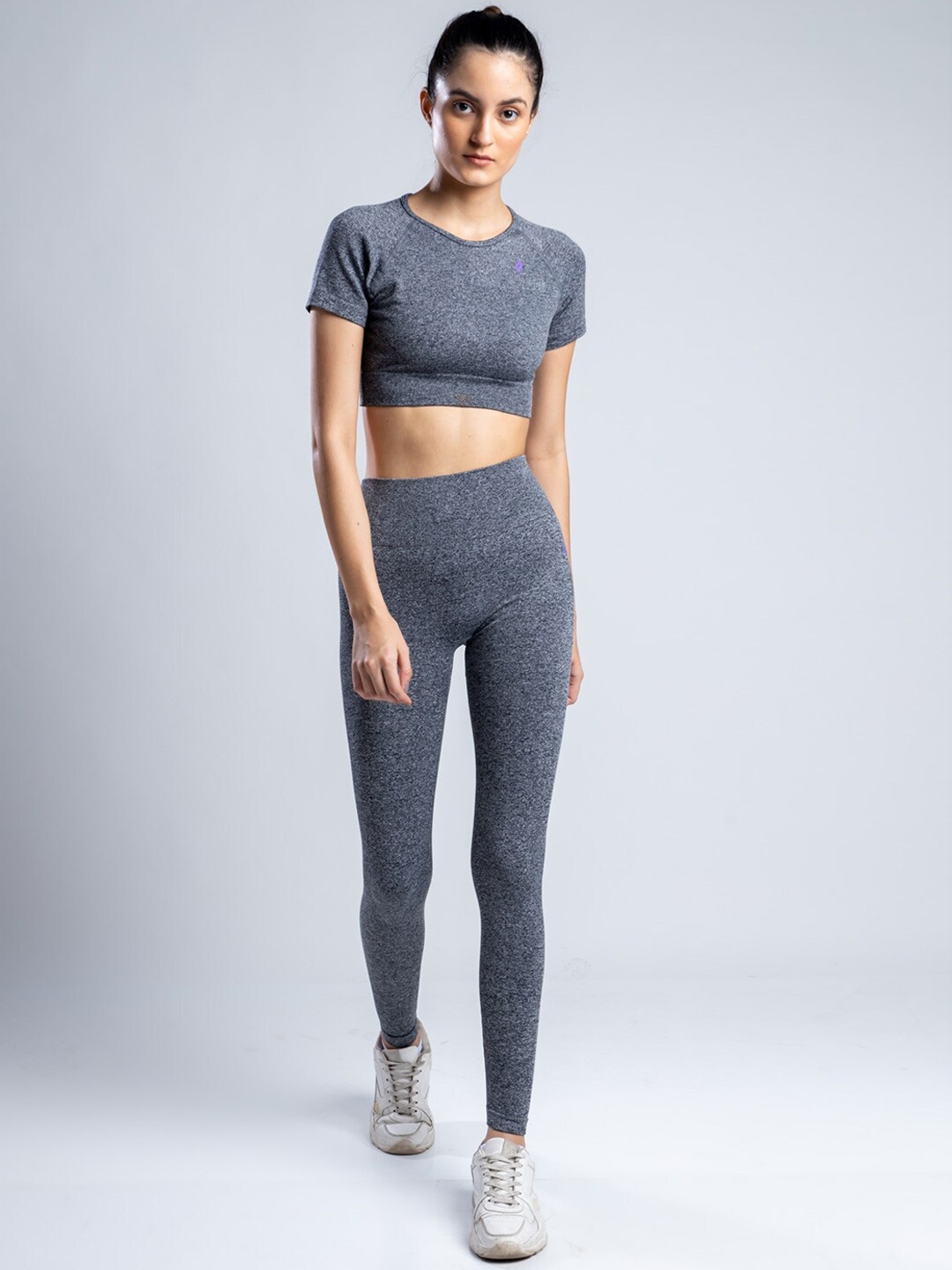 

SKNZ Women Grey Solid Seamless Ankle-Length Antimicrobial Tights