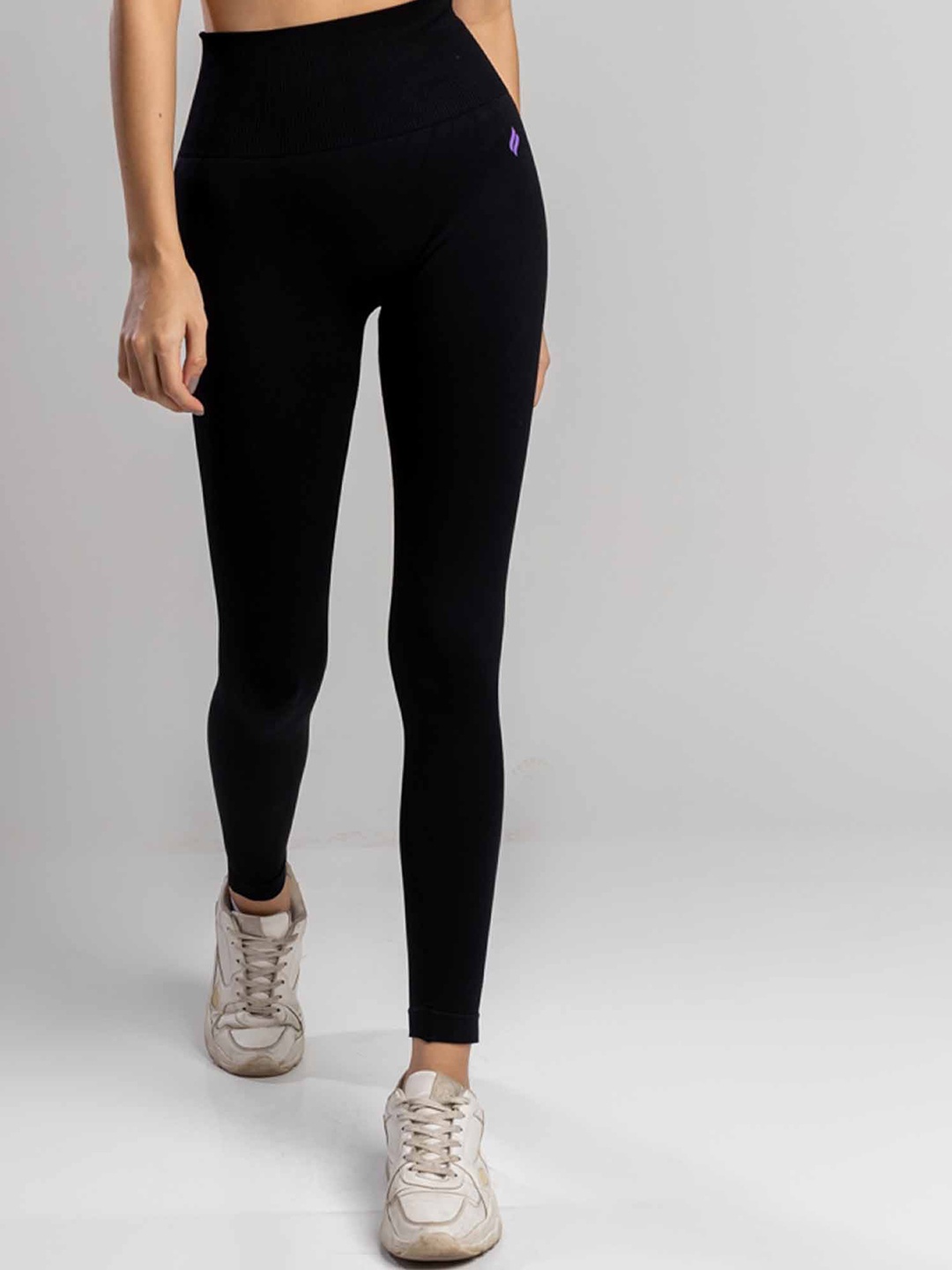 

SKNZ Women Black Solid Seamless Antimicrobial Tights