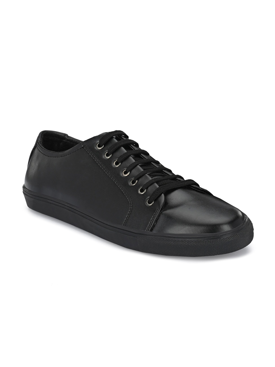 

KLEAT Men Solid Sneakers, Black