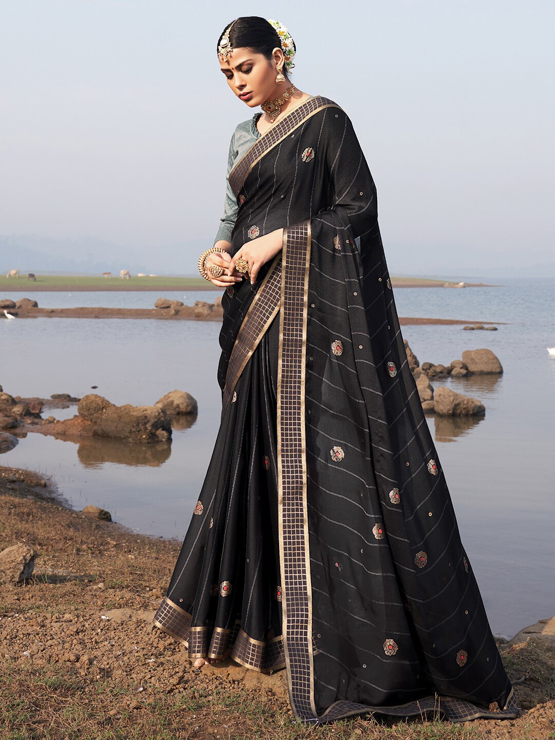 

Mitera Black & Gold-Toned Floral Zari Mangalagiri Saree