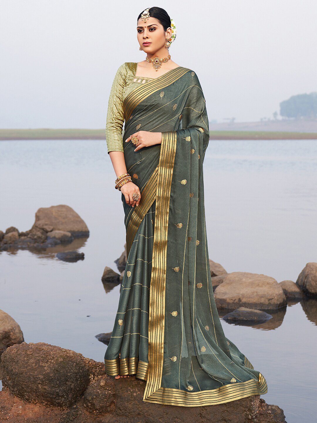 

Mitera Grey & Gold-Toned Floral Zari Mangalagiri Saree