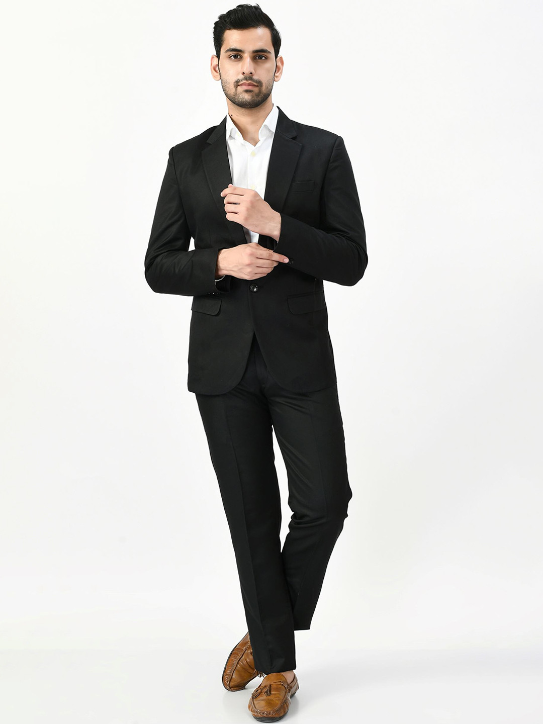 

TrulyFeb Men Black Solid Slim-Fit Single Breasted Suits