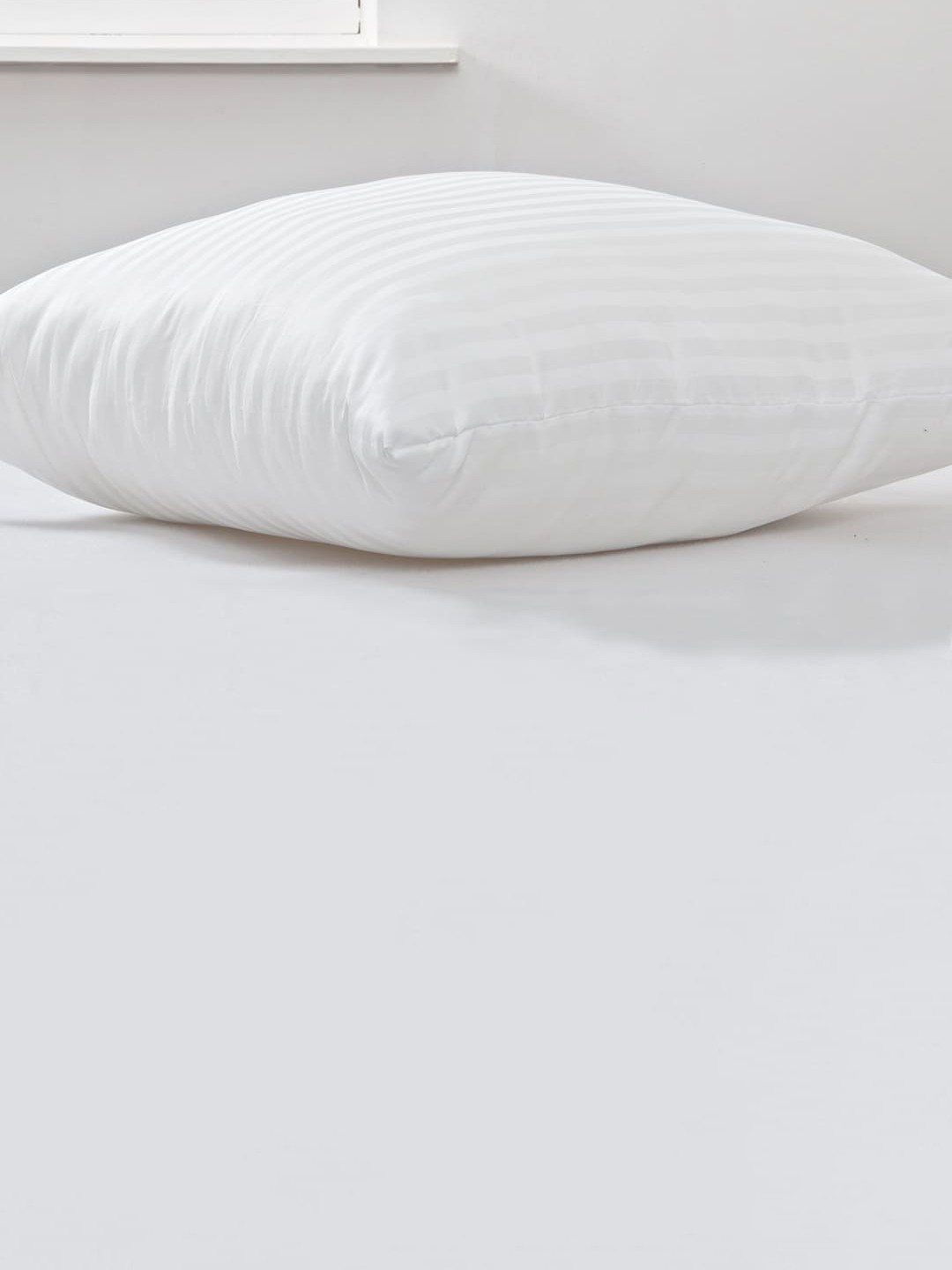 

AEROHAVEN Set Of 5 White Striped Microfiber Cushion Fillers