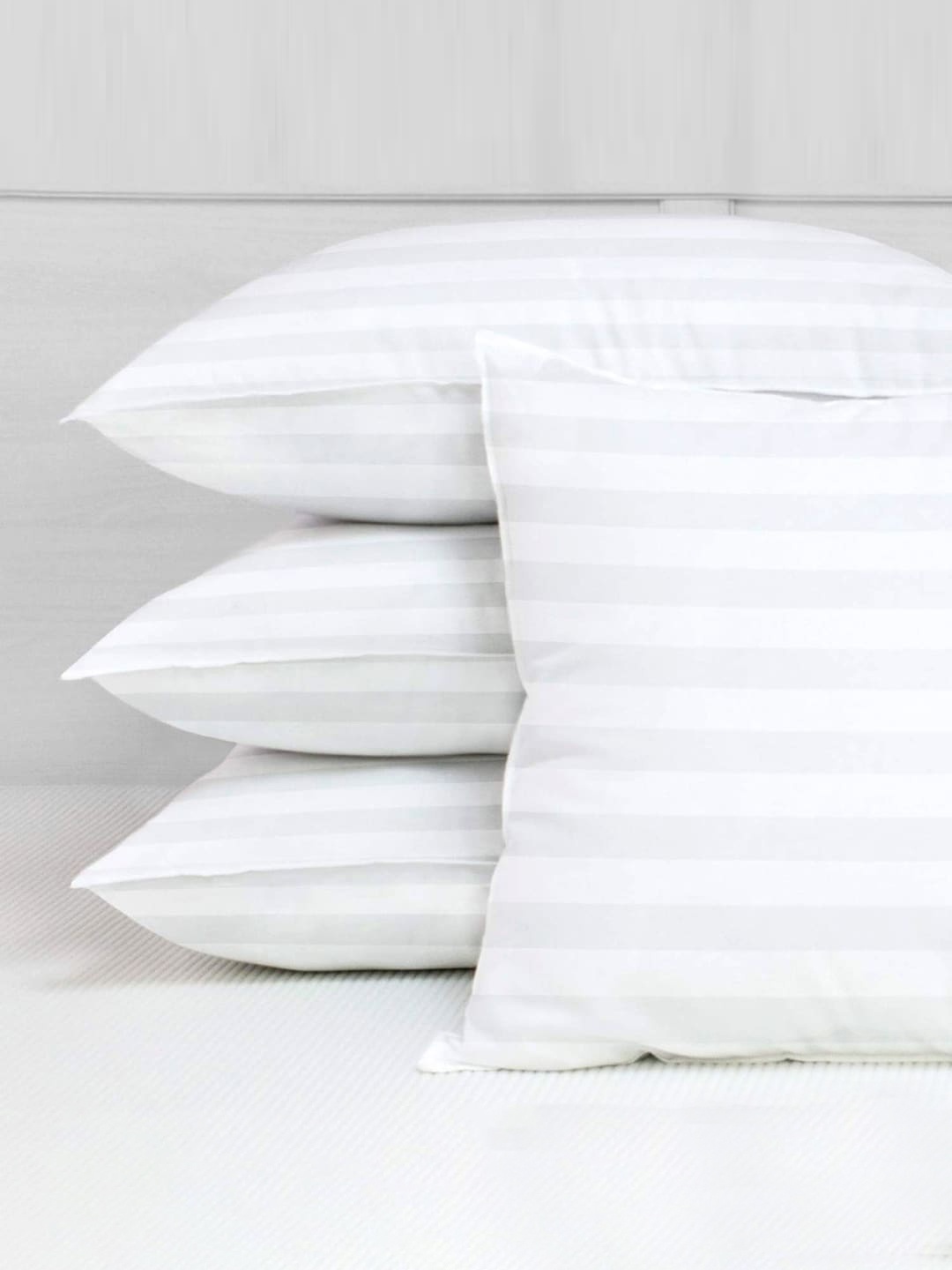 

AEROHAVEN Set Of 5 White Striped Cushions