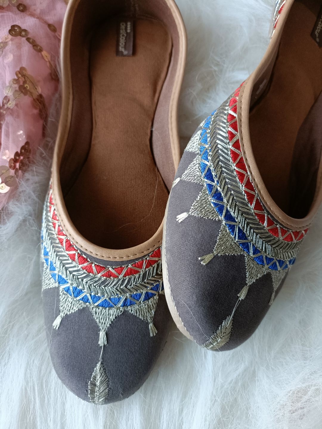 

DESI COLOUR Women Embellished Ethnic Mojaris Flats, Grey
