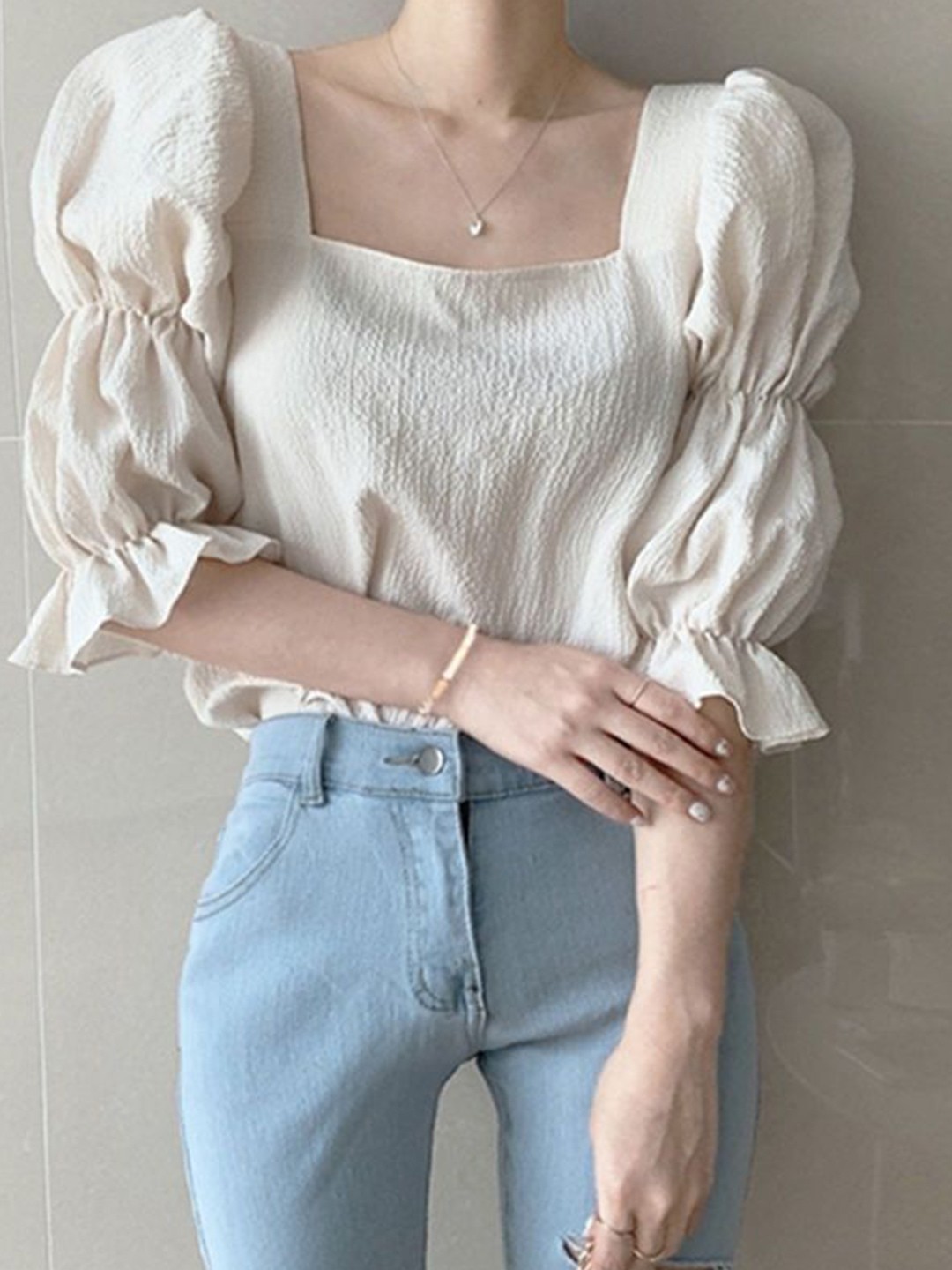 

La Aimee Woman Cream Square Collarbone Bubble Sleeves Top