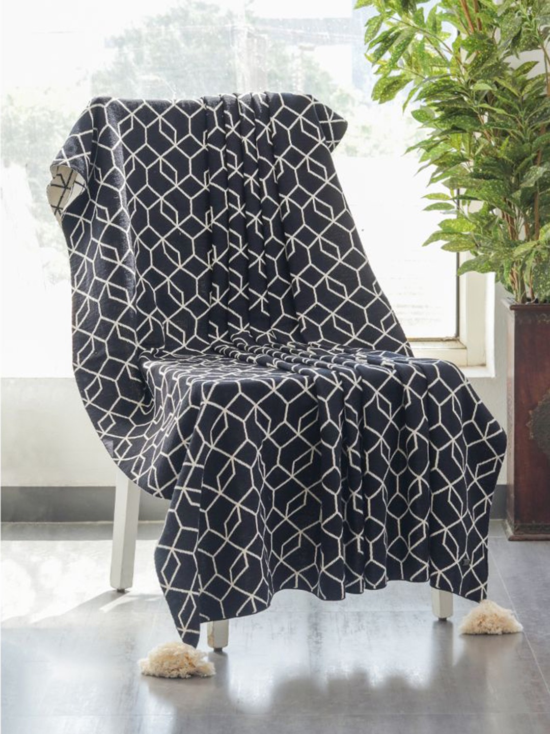 

Pluchi Black & White Printed Pure Cotton Knitted Throws