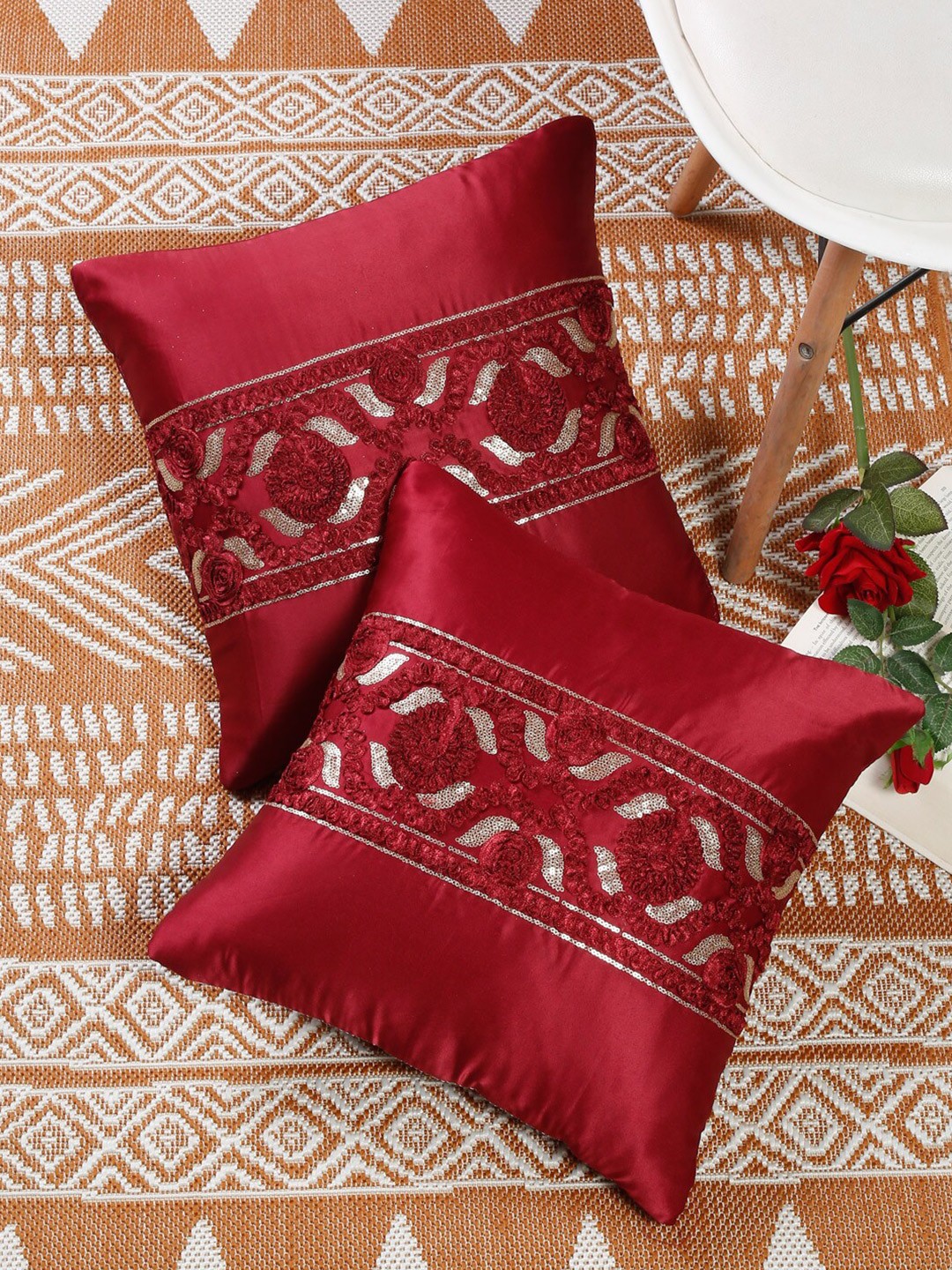 

Slushy Mushy Red & Silver-Toned Set of 2 Floral Square Cushion Covers