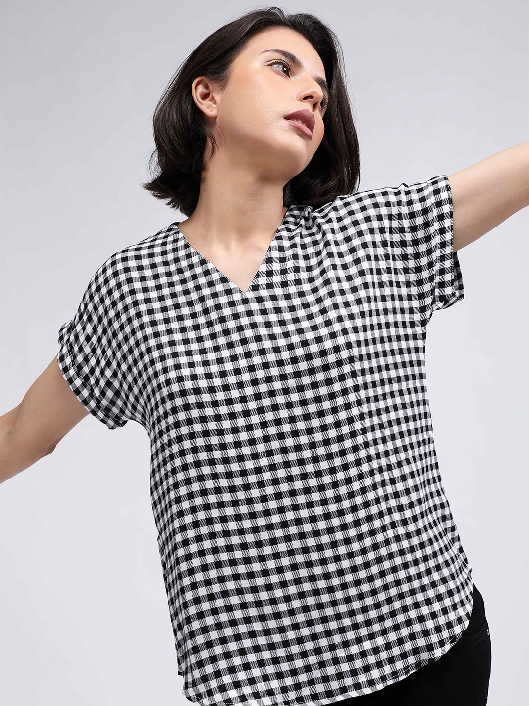 

IDK Women White & Black Checked Roll-Up Sleeves Top