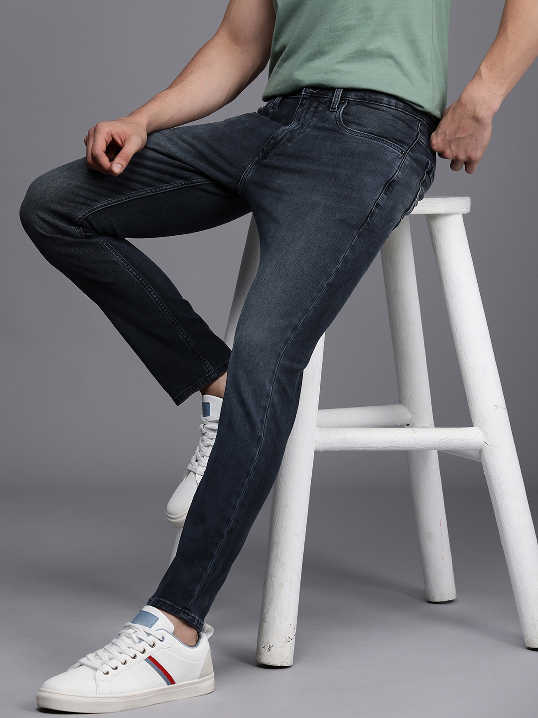 

Louis Philippe Jeans Men Blue Smart Fit Low-Rise Light Fade Stretchable Jeans