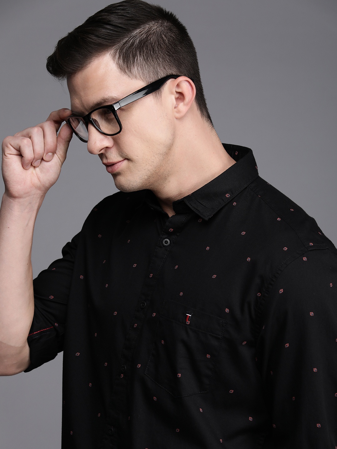 

Louis Philippe Jeans Men Black Slim Fit Printed Linen Cotton Casual Shirt