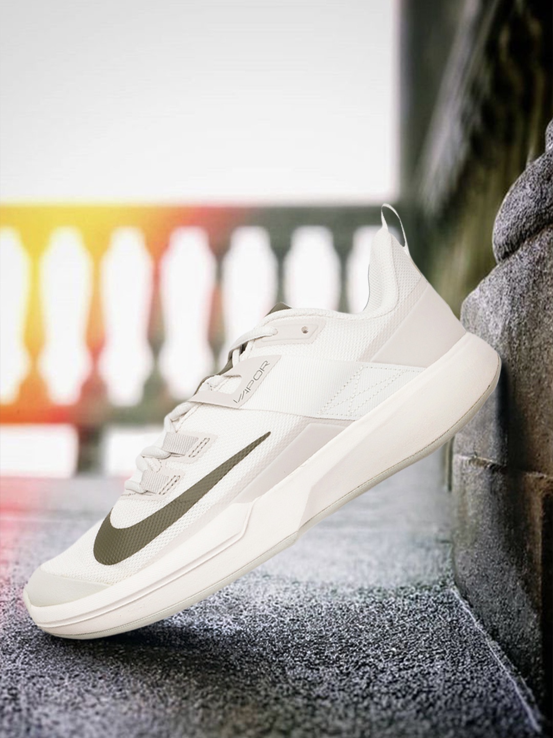 

Nike Women Off White Vapor Lite Tennis Shoes