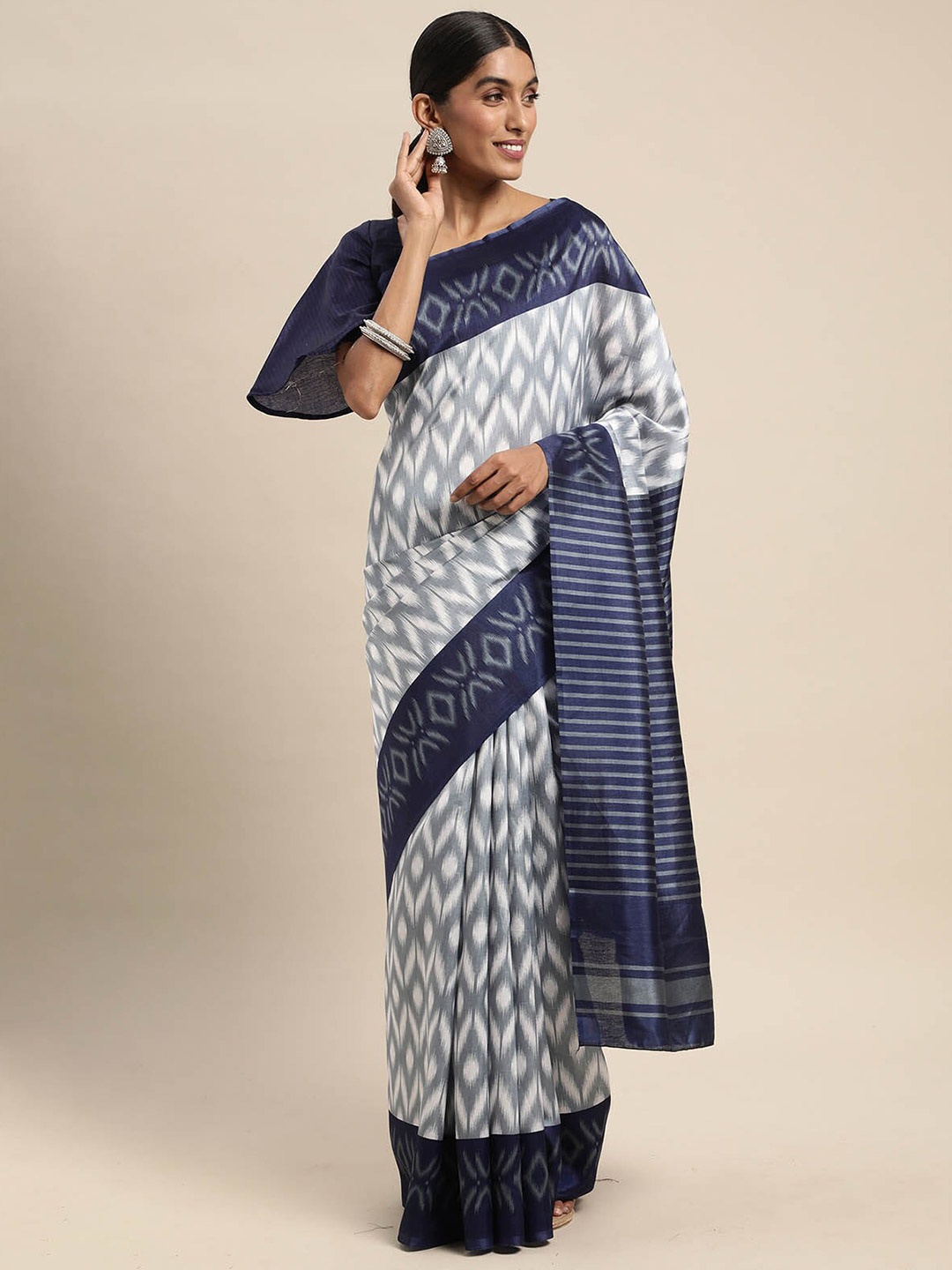 

ODETTE Off White & Blue Geometric Printed Saree
