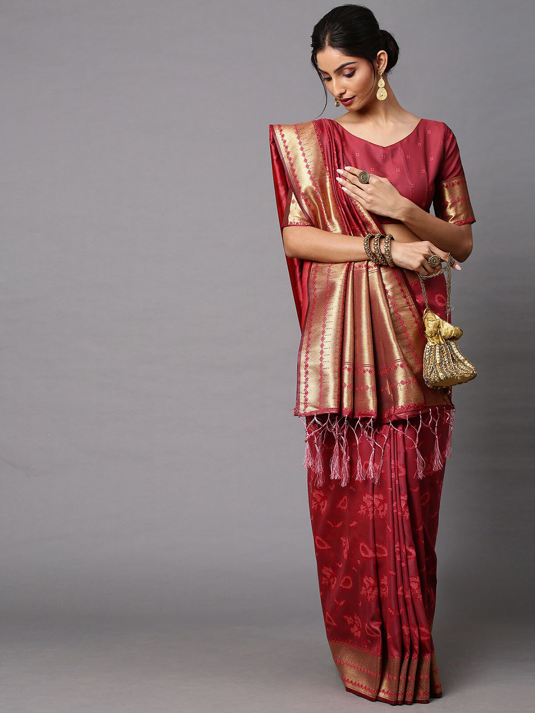 

ODETTE Maroon & Gold-Toned Ethnic Motifs Zari Silk Cotton Banarasi Saree