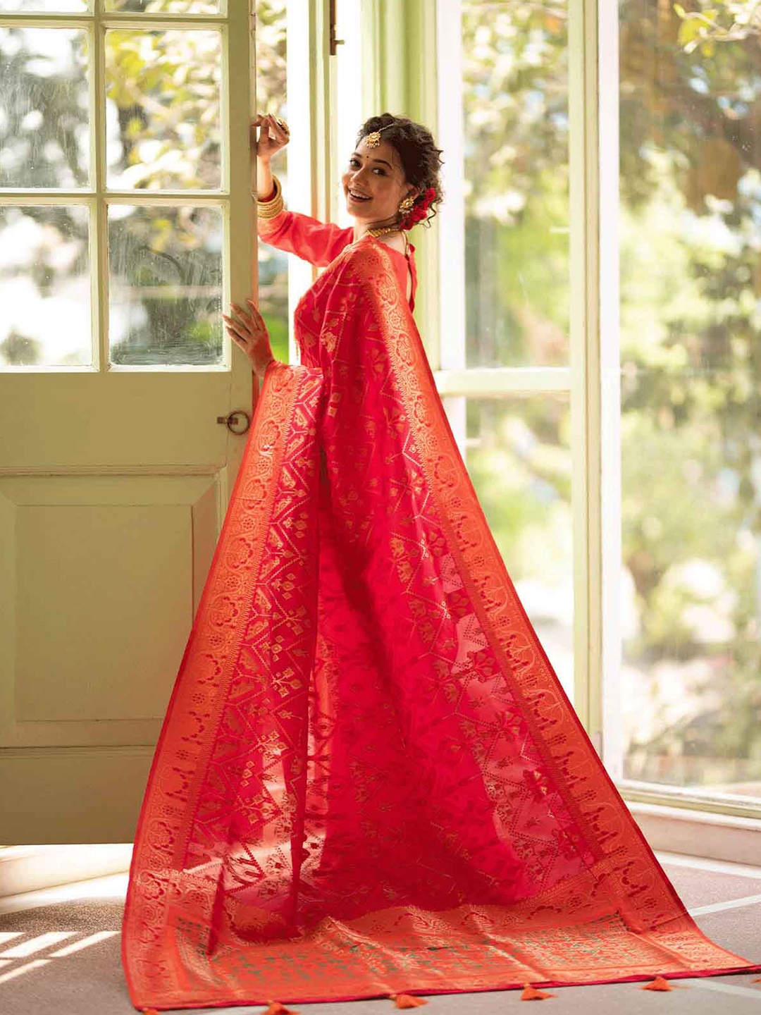 

ODETTE Pink & Gold-Toned Ethnic Motifs Zari Silk Blend Saree